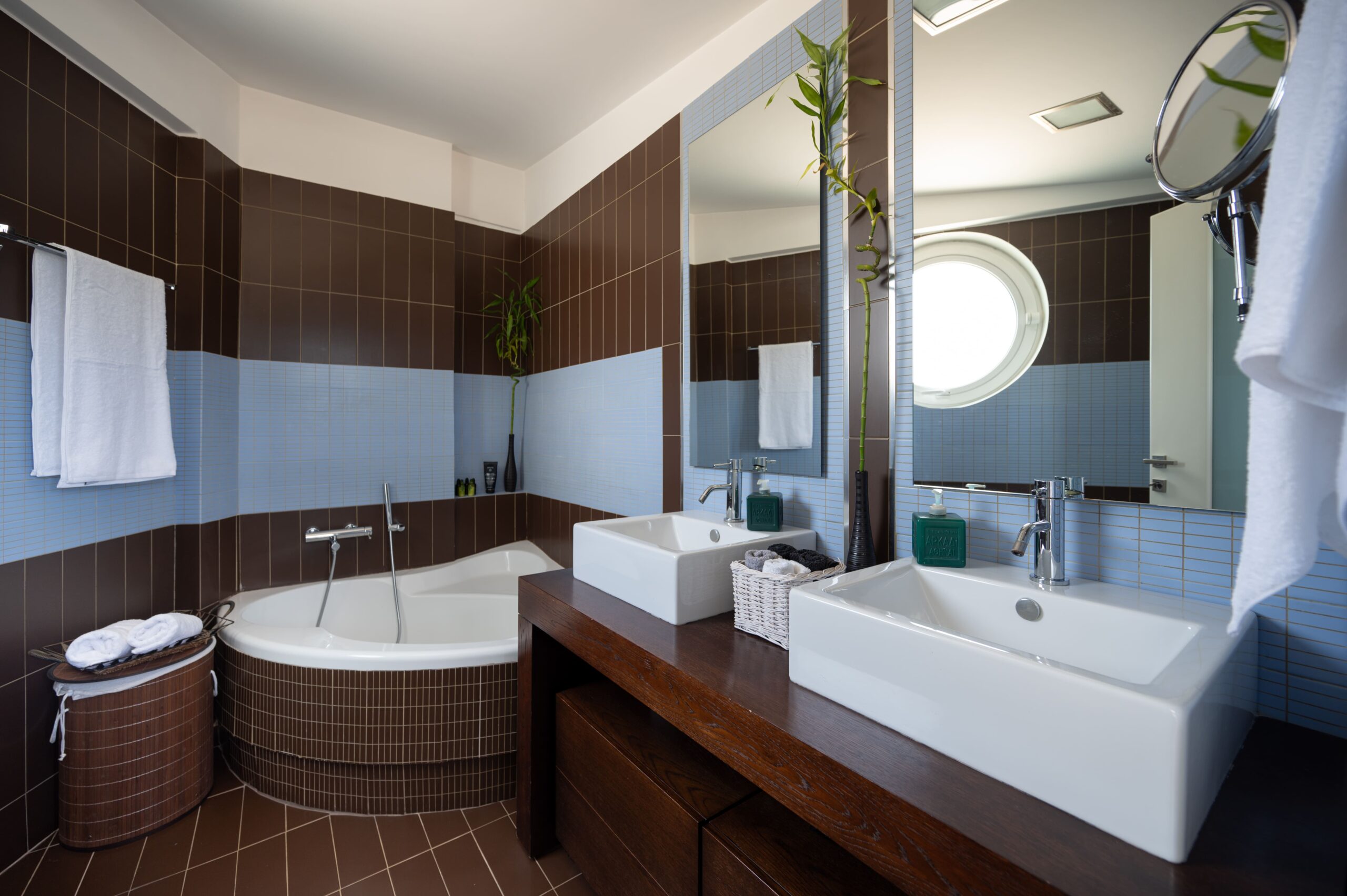 Bright Bath Space